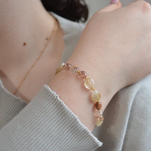 Hand Knotted Golden Rutilated Quartz Gemstone Bracelet in Rose Gold - Picture 7 of 11